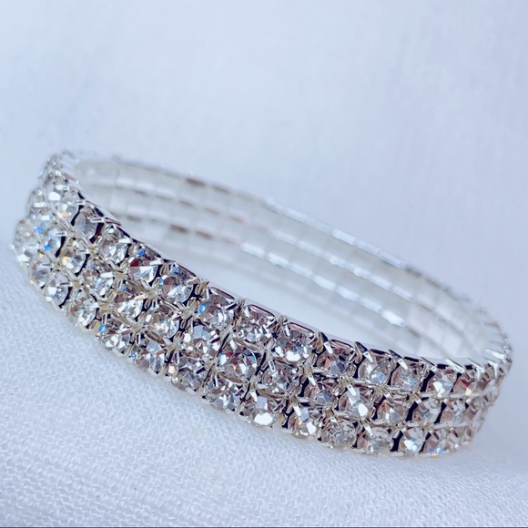 Jewelry - ❤️Seller’s Pick❤️ Sparkling 3 lines Rhinestones Bracelet